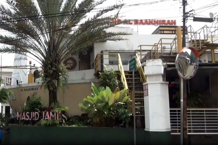 Jika hanya melihatnya dari luar, sulit percaya bahwa bangunan di jalan Bapak Ampi, Kelurahan Baros, Cimahi Tengah, Kota Cimahi, ini adalah sebuah masjid. Bentuknya memang berbeda, Masjid Al Baakhirah ini tidak memiliki kubah seperti bentuk masjid pada umumnya.