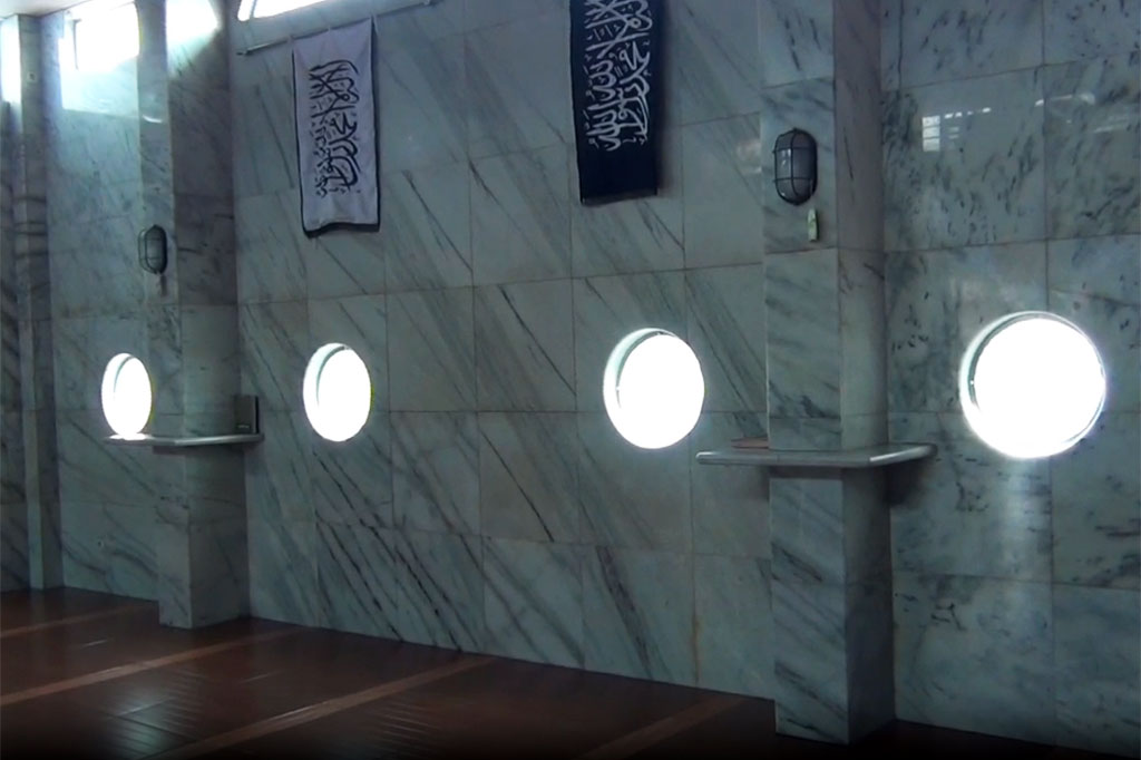 Kesan kapal laut semakin terasa saat masuk karena desain interior masjid ini dibuat layaknya interior kapal laut yang megah. Banyaknya jendela berbentuk lingkaran ini terkesan kita di dalam sebuah kapal perahu.