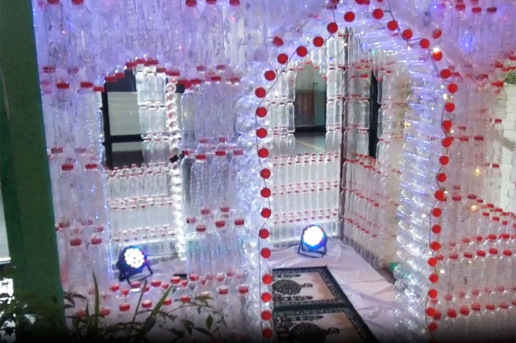 Pihak hotel mengaku bahwa ide pembangunan musala dari botol bekas ini sejalan dengan program corporate social responsibility atau tanggung jawab sosial perusahaan yang berfokus pada pengolahan barang bekas pakai dan masih memiliki nilai ekonomi.