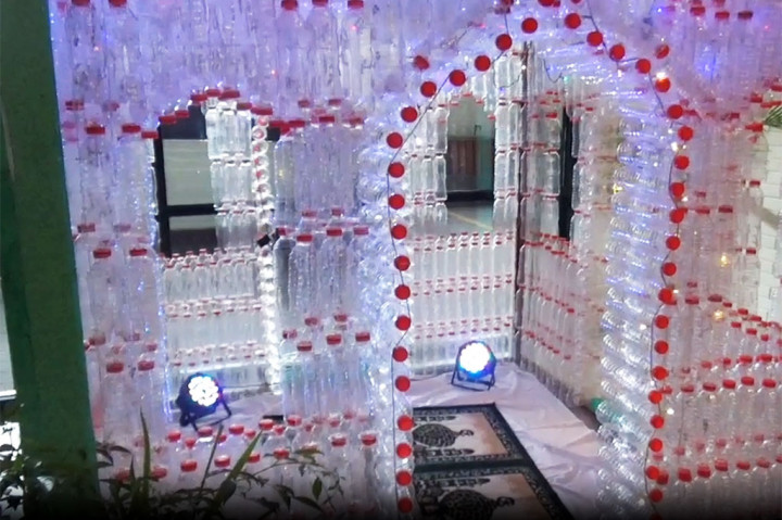 Pihak hotel mengaku bahwa ide pembangunan musala dari botol bekas ini sejalan dengan program corporate social responsibility atau tanggung jawab sosial perusahaan yang berfokus pada pengolahan barang bekas pakai dan masih memiliki nilai ekonomi.