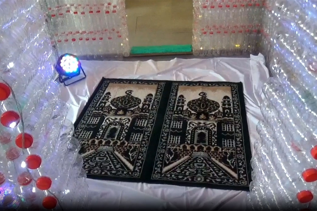 Selain menyemarakkan bulan Ramadan, pembangunan musala ini juga dalam rangka Hari Bumi Sedunia, dengan menjaga lingkungan bebas sampah plastik.