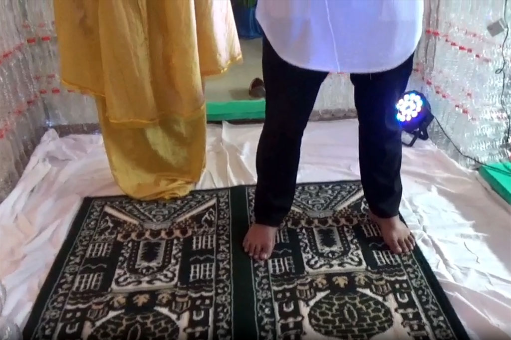 Mereka punya cara unik dengan memanfaatkan ribuan limbah botol bekas tak terpakai menjadi sebuah bangunan musala yang tak hanya sebagai hiasan namun juga dapat pula digunakan sebagai tempat ibadah bagi para pengunjung.