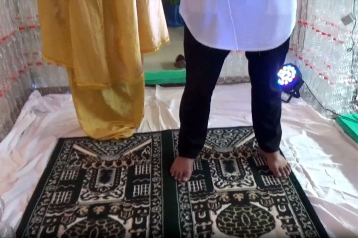 Mereka punya cara unik dengan memanfaatkan ribuan limbah botol bekas tak terpakai menjadi sebuah bangunan musala yang tak hanya sebagai hiasan namun juga dapat pula digunakan sebagai tempat ibadah bagi para pengunjung.