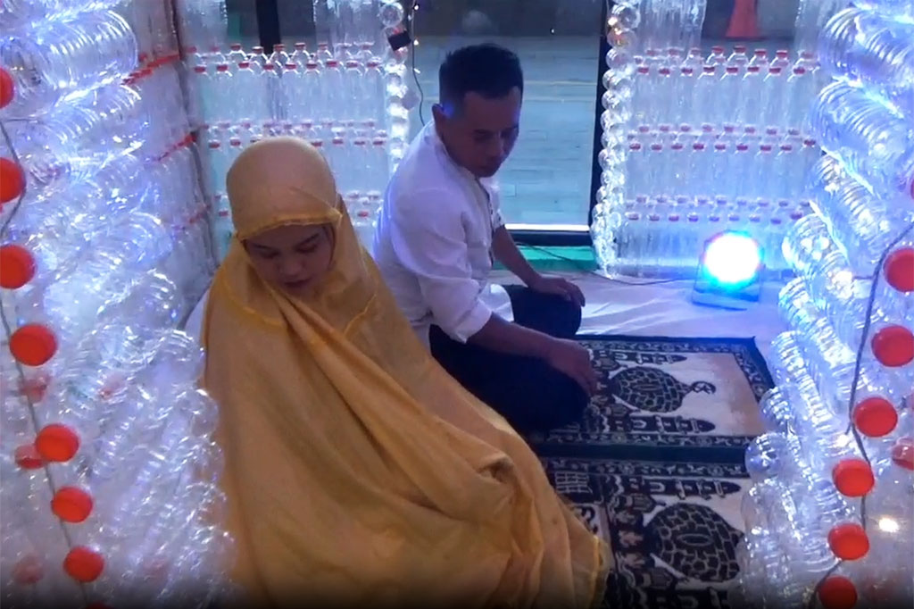 Berangkat dari semangat daur ulang limbah, pihak hotel memanfaatkan seribu botol bekas pakai pengunjung untuk kemudian dibangun menjadi sebuah musala. Proses pembuatan musala dari ribuan botol bekas ini memakan waktu sekitar satu bulan, dan tentunya untuk menyambut datangnya bulan suci Ramadan 1444 Hijriah.