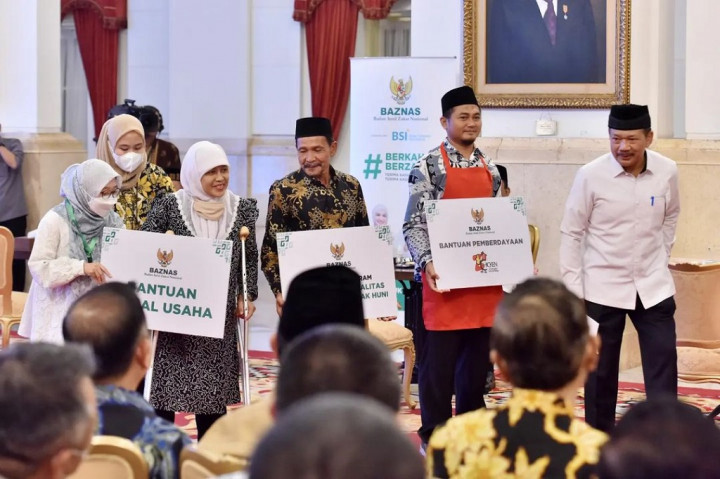 Menurut Presiden, pemerintah terus berikhtiar untuk mengurangi angka kemiskinan, terutama kemiskinan ekstrem, dan hal itu membutuhkan dukungan serta partisipasi semua pihak termasuk melalui penghimpunan dan penyaluran zakat, infak, dan sedekah melalui Baznas.