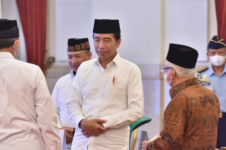 Presiden Joko Widodo (Jokowi) didampingi Wakil Presiden (Wapres) Ma'ruf Amin beserta jajaran menteri dan pejabat Kabinet Indonesia Maju membayar zakat melalui Badan Amil Zakat Nasional (Baznas) di Istana Negara, Jakarta, Selasa, 28 Maret 2023.