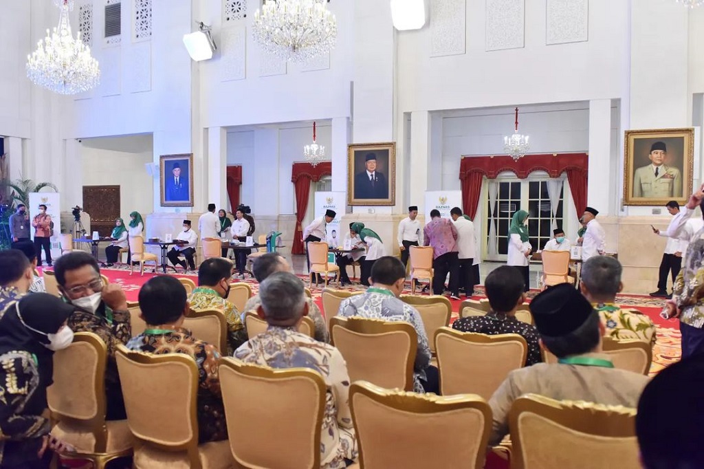 Oleh karena itu Kepala Negara mengimbau seluruh umat Islam, khususnya pejabat negara, jajaran Aparatur Sipil Negara (ASN), pejabat BUMN, serta seluruh kepala daerah untuk menunaikan kewajiban zakat melalui Baznas, agar dana zakat dapat dikelola secara profesional dan transparan.