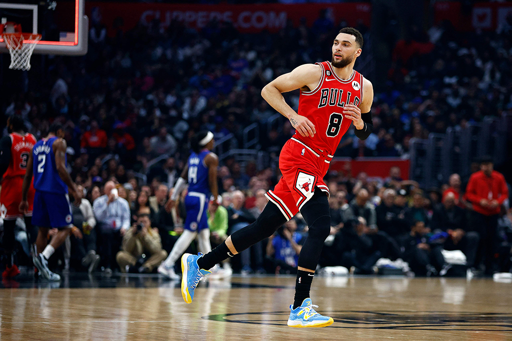 Di sisi lain, Bulls juga tampil maksimal dengan Zach LaVine yang mencetak 23 poin, tiga assist, dan lima rebound untuk tim. Ada juga DeMar DeRozan yang berhasil memberikan 21 poin serta tujuh assist dan lima rebound di laga yang digelar di kampung halamannya itu.