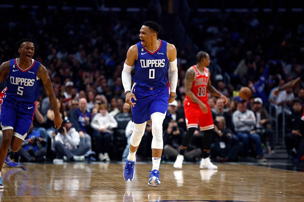 Kemenangan Clippers dinilai meningkat, menyusul absennya sang pencetak skor terbanyak tim Paul George yang harus absen pada pertandingan karena cedera pada lutut kanannya.