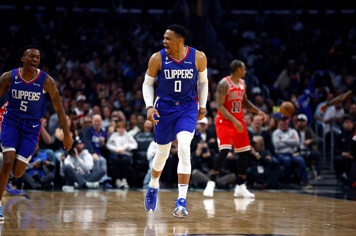 Kemenangan Clippers dinilai meningkat, menyusul absennya sang pencetak skor terbanyak tim Paul George yang harus absen pada pertandingan karena cedera pada lutut kanannya.