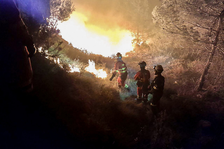 Angin kencang mengipasi api kebakaran besar pertama Spanyol tahun ini pada hari Senin, 27 Maret 2023 mempersulit pekerjaan petugas pemadam kebakaran meskipun suhu lebih ringan.