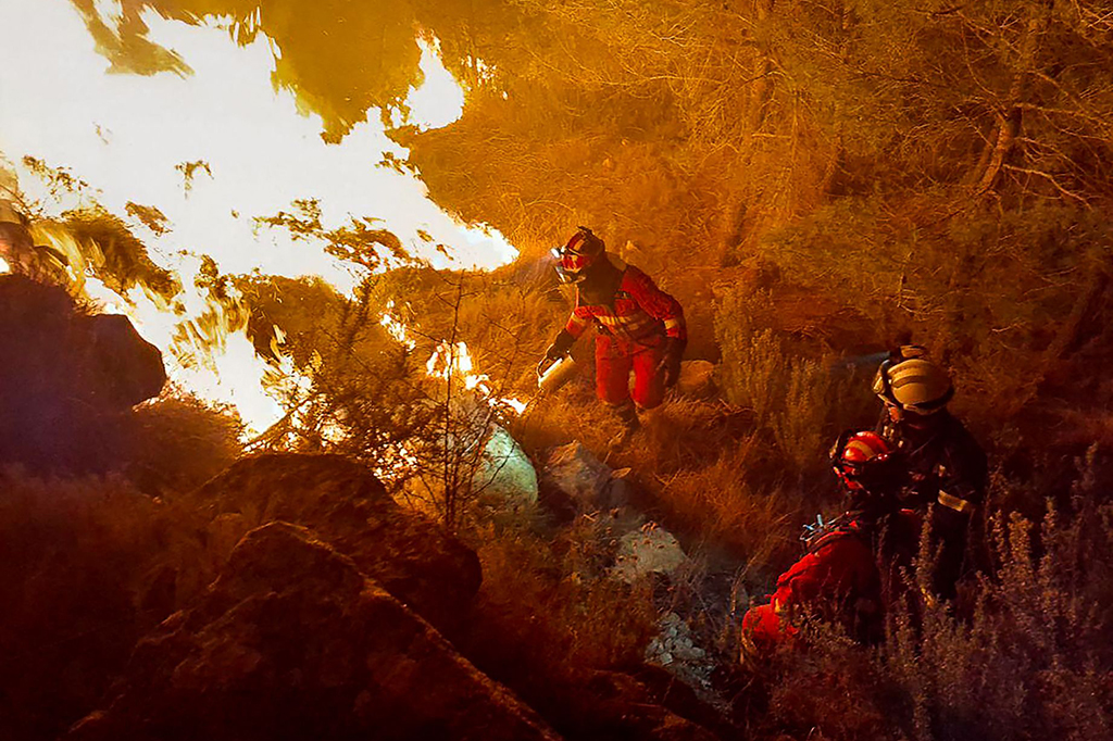 Kebakaran telah merusak sekitar 4.300 hektar (10.500 acre) sebagian besar hutan sejak Kamis dan memaksa sekitar 1.800 orang meninggalkan rumah mereka.