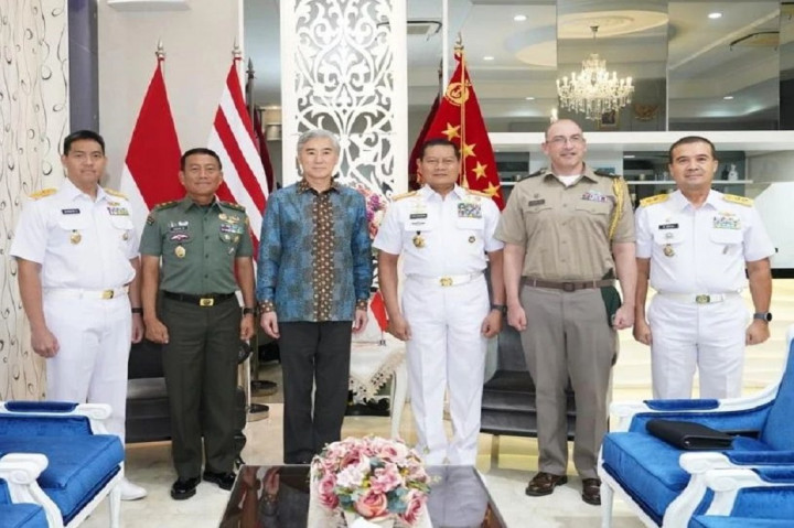 Sedangkan Y.M. Sung Yong Kim Duta Besar Amerika Serikat untuk Indonesia didampingi oleh Athan Amerika Serikat di Jakarta Colonel Theodore T. Liebreiich.