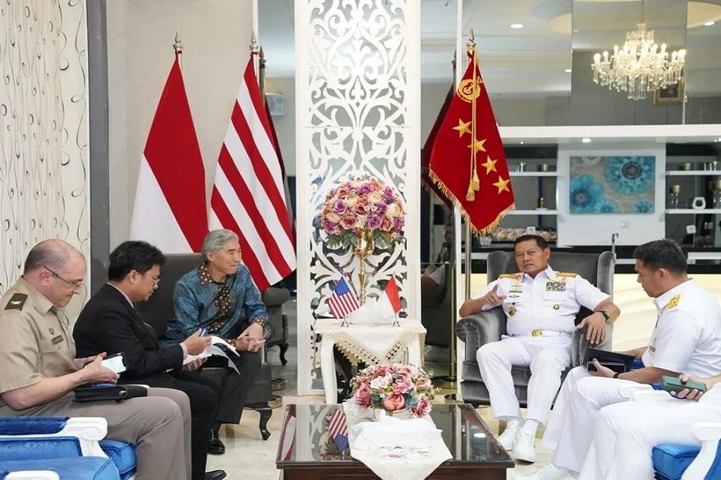 Rangkaian kunjungan kehormatan Duta Besar Amerika Serikat untuk Indonesia, diawali dengan upacara jajar kehormatan. Selanjutnya Y.M. Sung Yong Kim didampingi Panglima TNI mengisi buku tamu dan menuju ruang tamu untuk melaksanakan Courtesy Call.