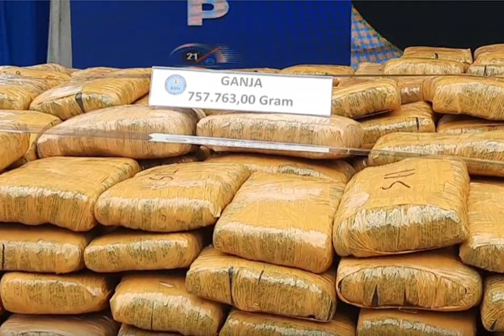 Sebanyak 1,1 ton narkotika terdiri dari 758 kg ganja dan 356 kg sabu yang merupakan barang bukti dimusnahkan di halaman kantor BNN Pusat di Cawang, Jakarta Timur.