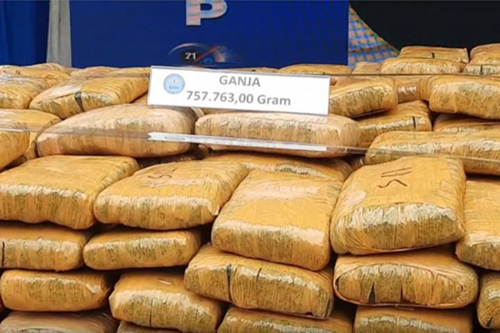 Sebanyak 1,1 ton narkotika terdiri dari 758 kg ganja dan 356 kg sabu yang merupakan barang bukti dimusnahkan di halaman kantor BNN Pusat di Cawang, Jakarta Timur.