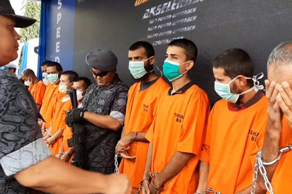 Badan Narkotika Nasional (BNN) mengungkap penyelundupan dan peredaran narkotika jaringan internasional di 4 lokasi berbeda di Medan, Riau, Tangerang dan Laut Jawa Selatan.