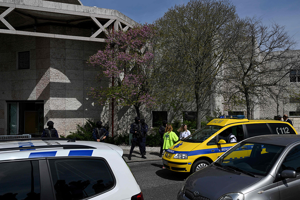 Dua orang tewas pada Selasa, 28 Maret 2023, setelah serangan pisau terjadi di pusat Islam di Ibu Kota Portugal, Lisbon. Serangan tersebut juga melukai beberapa orang lainnya.