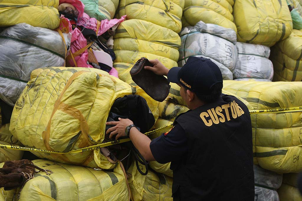 Lokasinya gudang di Pasar Senen Jakarta Pusat, Gudang di Kramat Jakarta Pusat, Gudang di Tarumajaya Bekasi. Penindakan dilaksanakan dengan dasar hasil penyelidikan dan penelusuran di lokasi-lokasi penjualan pakaian bekas dari luar negeri.