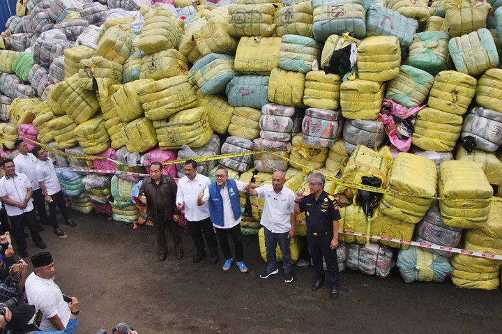 Hadir Menteri Perdagangan (Mendag) Zulkifli Hasan (Zulhas), Menkop UKM Teten Masduki, Kabareskrim Polri Komjen Agus Andrianto, Kadiv Humas Polri Irjen Dedi Prasetyo, Dirjen Bea dan Cukai Kemenkeu Askolani, serta Jampidum Kejagung.
