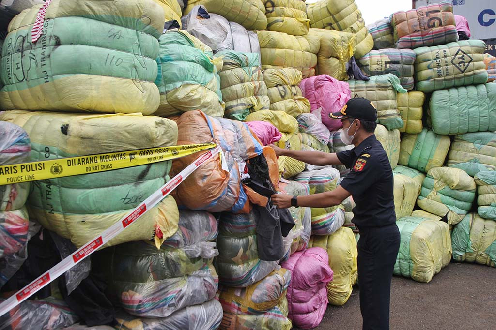 Sementara Kabag Penum Divisi Humas Polri Kombes Nurul Azizah mengatakan, pemusnahan itu merupakan hasil penegakan hukum di 3 lokasi yang menjadi barang bukti dan berhasil disita berjumlah 7.363 ballpress (Pakaian bekas) dengan nilai total mencapai lebih dari Rp80 miliar.