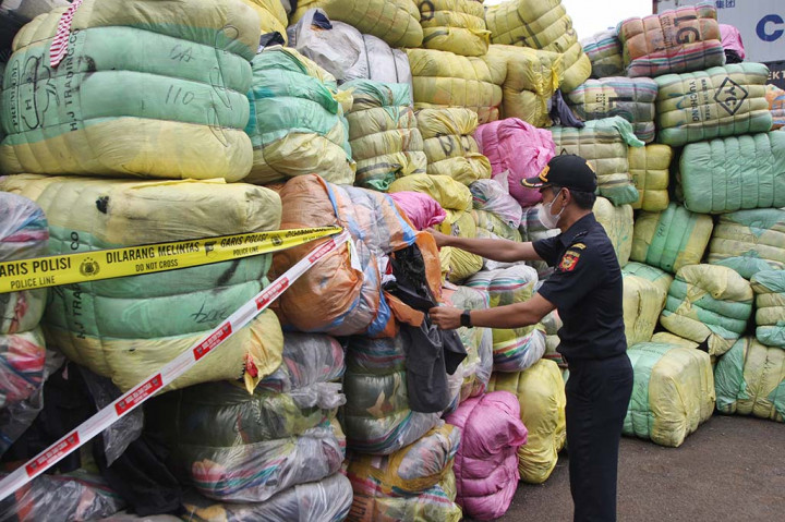 Sementara Kabag Penum Divisi Humas Polri Kombes Nurul Azizah mengatakan, pemusnahan itu merupakan hasil penegakan hukum di 3 lokasi yang menjadi barang bukti dan berhasil disita berjumlah 7.363 ballpress (Pakaian bekas) dengan nilai total mencapai lebih dari Rp80 miliar.