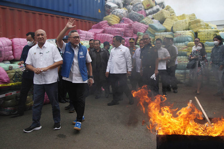Pemerintah memusnahkan ribuan pakaian bekas senilai Rp80 miliar. Pakaian ini merupakan hasil operasi penegakan hukuman gabungan Bareskrim Polri dengan Ditjen Bea Cukai, Kemenkeu.