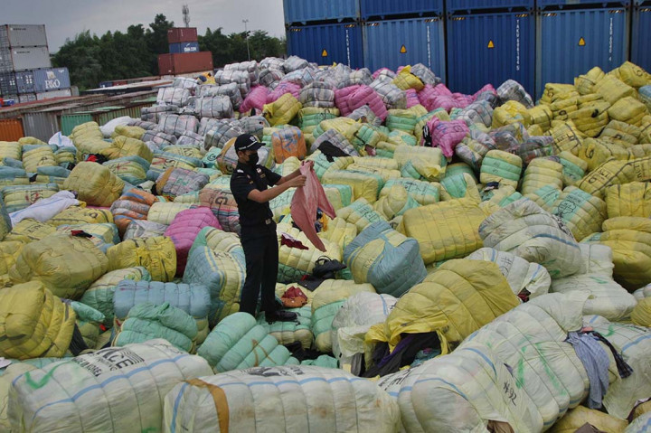 Zulhas menekankan impor pakaian dilarang sesuai diatur dalam Permendag. Zulhas menekankan barang-barang impor ilegal tersebut merupakan selundupan. Menurutnya, dia mengutamakan pemberantasan pakaian impor ilegal ini dari hulunya