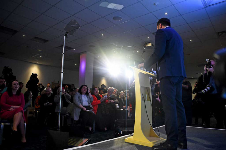 Yousaf akan menggantikan perdana menteri sebelumnya, Nicola Sturgeon. Pria kelahiran Glasgow diambil sumpahnya dalam bahasa Inggris dan Urdu ketika pertama kali terpilih menjadi anggota Parlemen Skotlandia pada 2011.