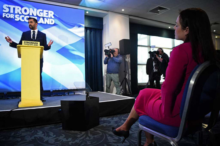 Setelah itu, dia mencatatkan sejarah sebagai muslim pertama yang bertugas di kabinet pemerintahan Skotlandia. Dia telah dipuji para pendukungnya sebagai komunikator yang dapat mempersatukan SNP dan kemerdekaan untuk Skotlandia.