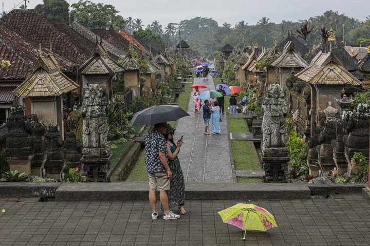 Wisatawan mancanegara dan domestik mengunjungi Desa Wisata Penglipuran, Desa Kubu, Bangli, Bali, Jumat, 24 Maret 2023. Desa Penglipuran merupakan salah satu dari sembilan desa adat di Bali yang menjadi favorit wisatawan asing dan lokal.