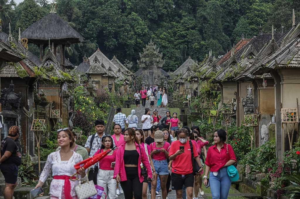 Desa Penglipuran memiliki ciri khas bentuk arsitektur bangunan tradisional serupa dan tersusun rapi, dari ujung utama desa sampai hilir. Posisi bangunan utama letaknya lebih tinggi dan semakin menurun sampai ke hilir.