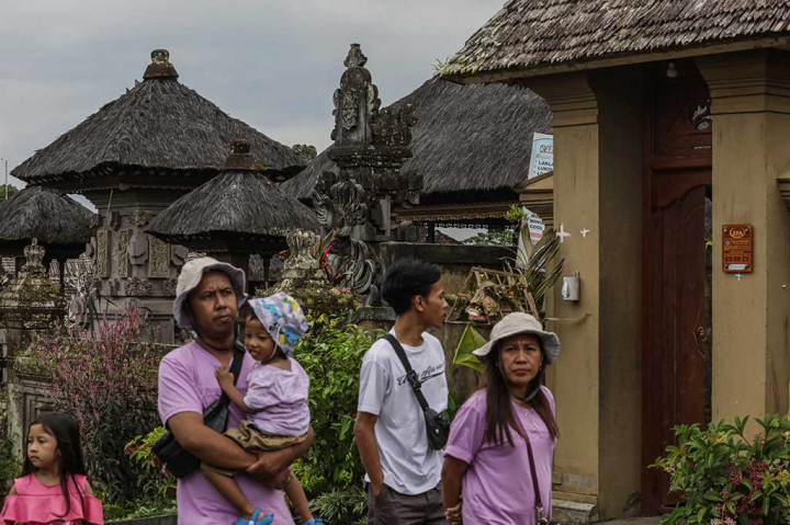 Pintu gerbang khas Bali (angkul-angkul) menjadi akses menuju rumah penduduk di setiap pekarang serta terlihat seragam. Pintu rumah tersebut saling berhadapan dan dipisahkan jalan utama desa. Sehingga, desa terlihat teratur.