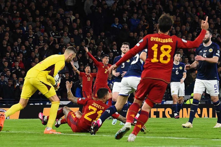 Tertinggal dua gol, Spanyol meningkatkan serangan agar bisa menyamakan kedudukan. Namun, Skotlandia tidak tinggal diam dan bahkan mencoba untuk mencetak gol ketiga mereka. Tidak ada gol tambahan hingga pertandingan selesai. Skotlandia menang 2-0 atas timnas Spanyol.