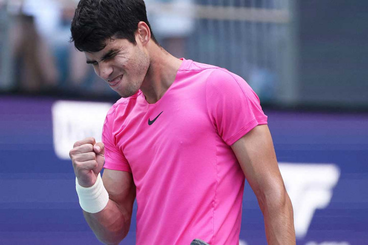 Petenis nomor satu dunia Carlos Alcaraz melaju ke perempat final Miami Open dengan kemenangan meyakinkan 6-3, 6-3 atas Tommy Paul, Rabu, 29 Maret 2023 WIB.