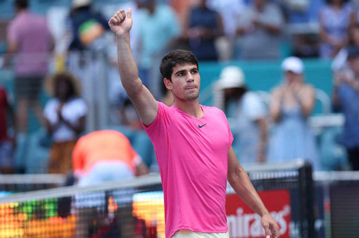 Keberhasilan itu adalah kemenangan kesembilan berturut-turut Alcaraz, yang mendapat dukungan penuh dari para penonton ketika tampil kuat dengan drop shot dan pukulan dari baseline.