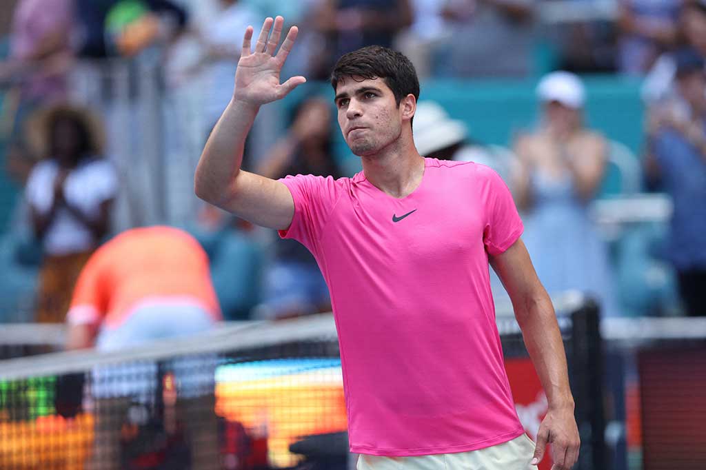 Alcaraz, juara bertahan Miami Open dan juga pemenang di Indian Wells awal bulan ini, selanjutnya akan menghadapi petenis Amerika Taylor Fritz di delapan besar.