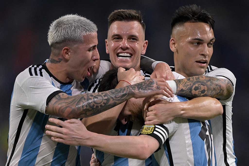 Argentina tampil dominan sejak pertandingan dimulai. Namun, gol pertama baru tercipta pada menit ke-19. Giovani Lo Celso memberikan umpan ke Messi yang berada di kotak penalti. La Pulga kemudian mengecoh satu pemain sebelum melepaskan tendangan kaki kanan yang tidak bisa dihentikan Eloy Room. Skor menjadi 1-0. Gol tersebut juga merupakan gol ke-100 Messi untuk tim nasional Argentina.