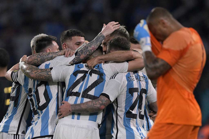 Tiga menit kemudian, Argentina mencetak gol keduanya. Berawal dari sundulan German Pezzella yang dihalau bek Curacao di garis gawang. Bola rebound bisa disundul Nicolas Gonzales ke dalam gawang. Skor menjadi 2-0.