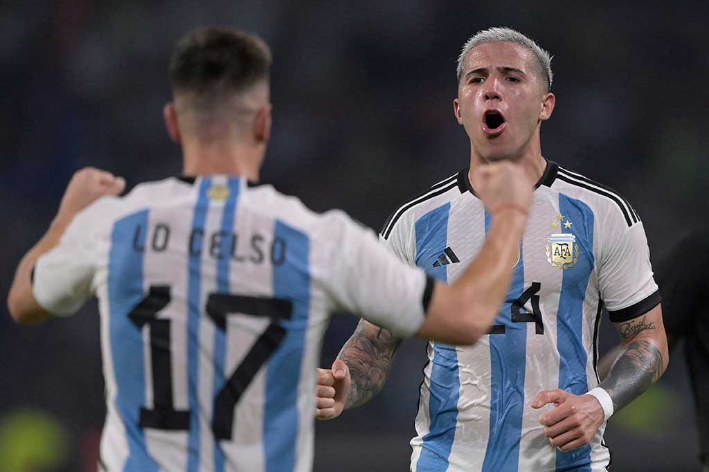 Tuan rumah semakin menjauh setelah mencetak gol keempat pada menit ke-35. Enzo Fernandez mencatatkan namanya di papan skor lewat tendangan jarak jauh yang gagal dihentikan Room.