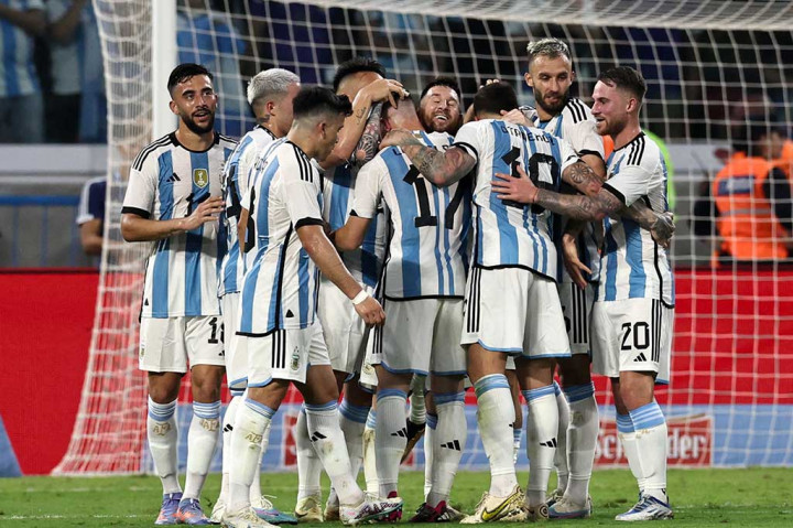 Messi mencetak gol ketiganya dalam pertandingan ini dua menit kemudian. Lo Celso memberikan umpan lambung ke Messi, yang masuk ke kotak penalti sebelum memasukkan bola ke gawang Curacao. Babak pertama berakhir dengan skor 5-0 untuk Argentina.