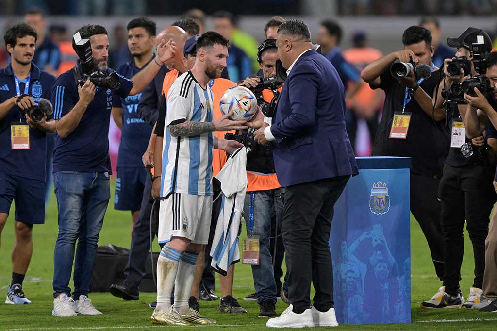 Seremonial keberhasilan Messi mencetak 100 gol lebih untuk timnas Argentina digelar usai laga. La Pulga memperoleh plakat dan bola hattrick sebagai bentuk penghormatan untuknya.