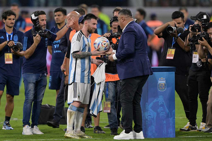 Seremonial keberhasilan Messi mencetak 100 gol lebih untuk timnas Argentina digelar usai laga. La Pulga memperoleh plakat dan bola hattrick sebagai bentuk penghormatan untuknya.