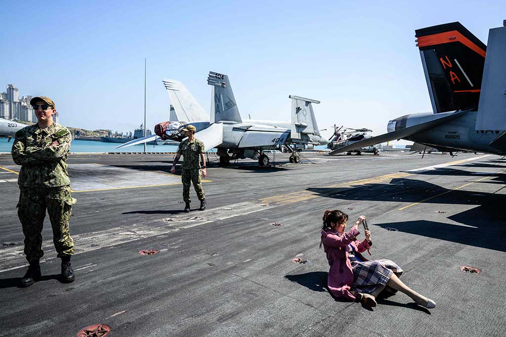 Kapal induk Nimitz milik Angkatan Laut AS berlabuh setelah gugus tempurnya berpartisipasi dalam latihan militer gabungan dengan Angkatan Laut Korea Selatan di perairan terbuka dekat pulau Jeju di Korsel selatan pada Senin, 27 Maret.