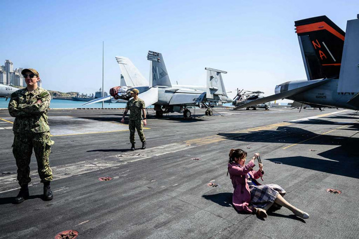 Kapal induk Nimitz milik Angkatan Laut AS berlabuh setelah gugus tempurnya berpartisipasi dalam latihan militer gabungan dengan Angkatan Laut Korea Selatan di perairan terbuka dekat pulau Jeju di Korsel selatan pada Senin, 27 Maret.