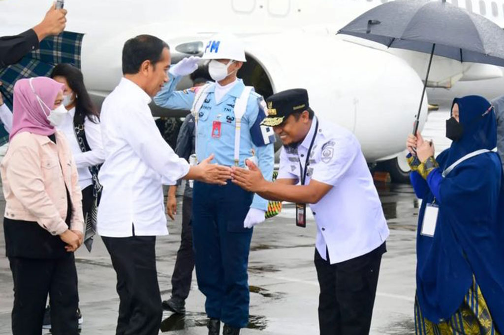 Presiden disambut Gubernur Sulawesi Selatan Andi Sudirman Sulaiman, Pangdam XIV/Hasanuddin Mayjen Totok Imam Santoso, Kapolda Sulawesi Selatan Irjen Nana Sudjana, Pangkoopsud II Marsma Andi Kustoro, dan Danlantamal VI/Makassar Brigjen (Mar) Amir Kasman masing-masing didampingi istri.