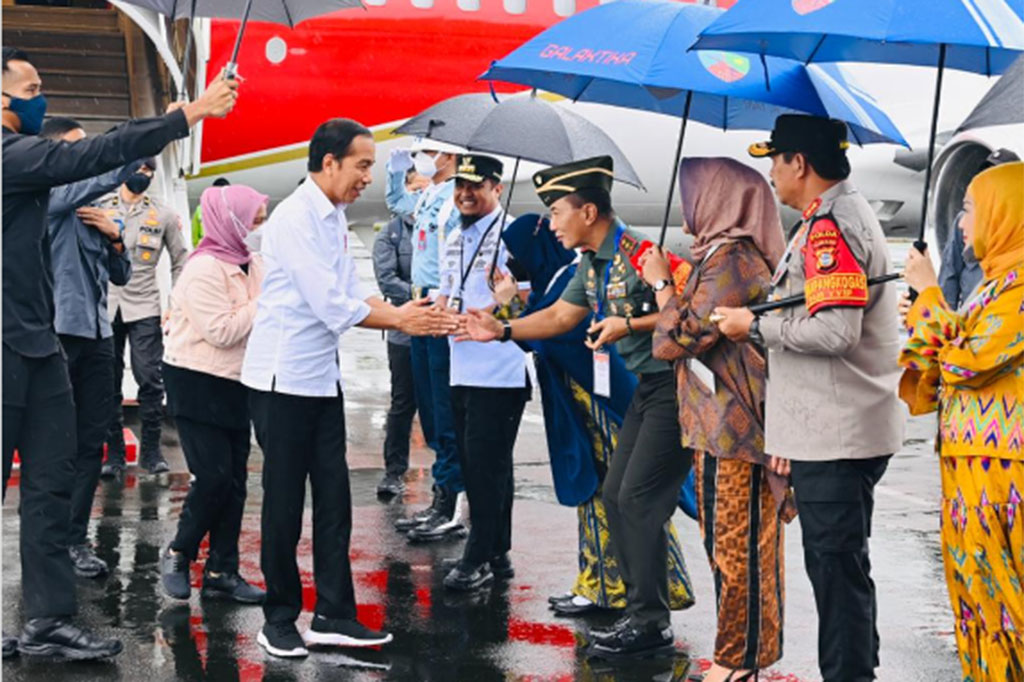 Selanjutnya, Presiden dan Iriana menuju Pasar Tramo, Kabupaten Maros untuk melakukan peninjauan sekaligus menyerahkan sejumlah bantuan sosial bagi para pedagang.