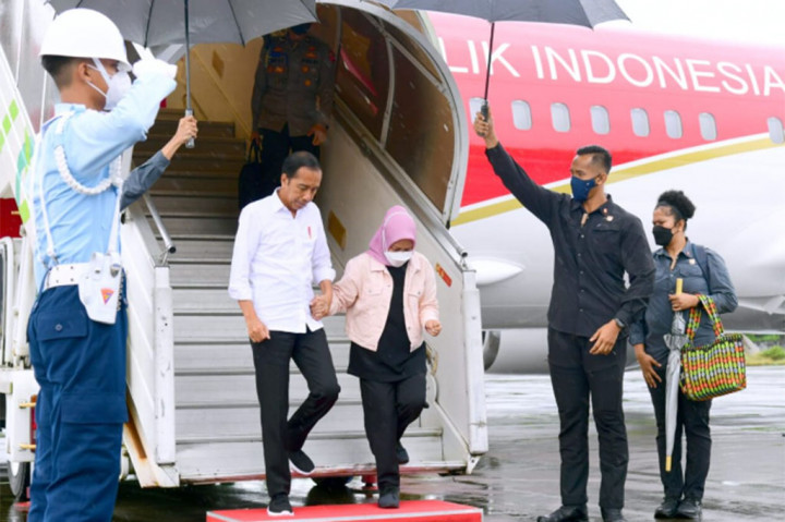 Presiden dan rombongan tiba di Pangkalan TNI AU Sultan Hasanuddin, Kabupaten Maros, sekitar pukul 10.50 WITA, dengan menggunakan pesawat kepresidenan Indonesia-1.