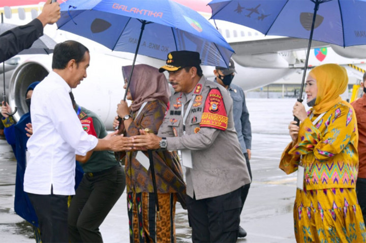 Setelah itu, Kepala Negara akan beranjak menuju Depo Kereta Api Maros untuk meresmikan tempat tersebut sekaligus meresmikan Pengoperasian Jalur Kereta Api Lintas Makassar-Parepare Antar Maros-Barru. Presiden kemudian akan menaiki kereta api menuju Stasiun Rammang-Rammang. Setibanya di Stasiun Rammang-Rammang, Presiden akan melakukan peninjauan fasilitas stasiun dan stan usaha mikro, kecil, dan menengah (UMKM).