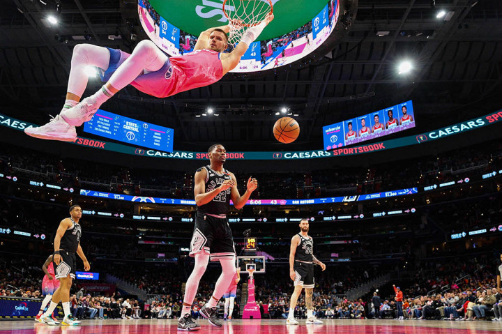Wizards masih harus berusaha keras di sisa enam pertandingannya bila ingin mengikuti babak play in dengan menempati peringkat 10. Di atas Wizards, Chicago Bulls bertengger dengan catatan 36-39.